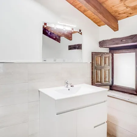Rustic Holiday In Merilla With Valley View Morilla